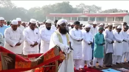धनबाद/केंदुआडीह: शहर में धूमधाम से मनाई जा रही है ईद उल जोहा, अमन और भाईचारे की दिखी मिसाल, रेलवे ग्राउंड में हुई नमाज अदा