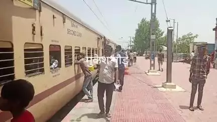बदरवास: कोलारस की बदरवास रेलवे स्टेशन पर बदरवास समाज सेवा द्वारा निशुल्क पानी की व्यवस्था