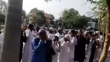 ललितपुर: ईदगाह पर पढ़ी गई ईद की नमाज, शांति, अमन और चैन की मांगी गई दुआ