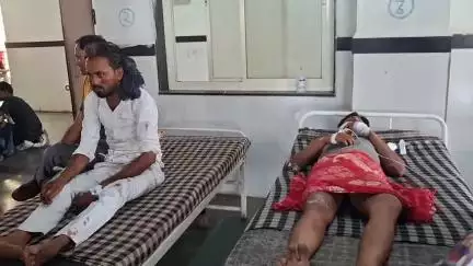 छतरपुर नगर: सटई गैस एजेंसी के सामने पिकअप वाहन पलटा, एक की मौत, गंभीर घायल ज़िला अस्पताल में भर्ती