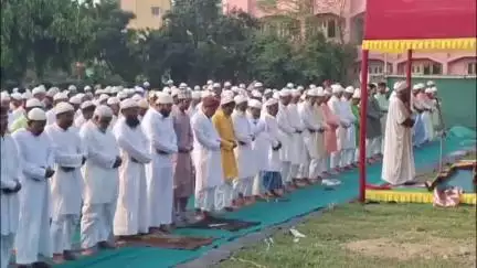 বহরমপুর: বহরমপুর বাস স্ট্যান্ড সংলগ্ন ঈদগাহ ময়দানে  ঈদ উল আযহার নামাজ পাঠ করলেন ইসলাম ধর্মাবলম্বী মানুষেরা