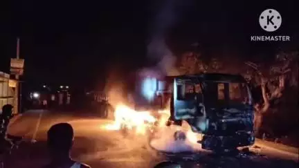 गोबिंदपुर राजनगर: राजनगर में आधी रात चूना पत्थर से भरे टिप ट्रेलर में लगी आग