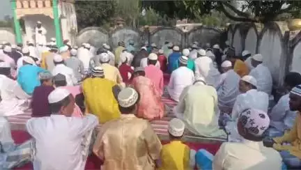 গাজোল: কাটিকান্দর গ্রাম এলাকায় ঈদ গায়ের ময়দানে ইসলামী ধর্মীয় প্রেমীরা পবিত্র ঈদ ঈদুল আজহার নামাজ আদায় করে