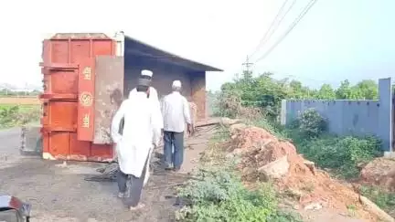 ఎమ్మిగనూరు: పట్టణంలోని సిరాలదొడ్డి స్టేజ్ వద్ద తెల్లవారుజామున ట్రక్కు బోల్తా, డ్రైవర్ క్లీనర్‌కు గాయాలు