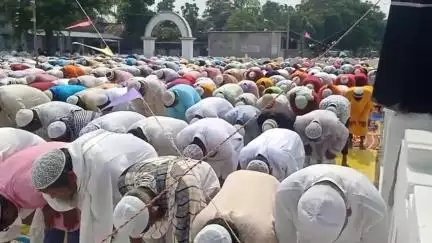 শীতলকুচি: রথেরডাঙ্গা ঈদগাহ ময়দানে অনুষ্ঠিত হলো ঈদুজ্জোহার নামাজ