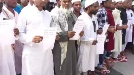 উত্তৰ লক্ষীমপুৰ: বিদেশীৰ নামত স্বদেশীক হাৰাশাস্তি কৰাৰ বিৰুদ্ধে বাদুলীপাৰাত কলা বেজ পৰিধানেৰে প্ৰতিবাদ সাব্যস্ত জিলা আমছুৰ