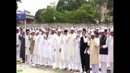 ಹುಬ್ಬಳ್ಳಿ ನಗರ: ನಗರದಲ್ಲಿ ಬಕ್ರೀದ್ ಹಬ್ಬ ಹಿನ್ನಲೆ ಈದ್ಗಾ ಮೈದಾನದಲ್ಲಿ ಮುಸ್ಲಿಂ ಬಾಂಧವರಿಂದ ಸಾಮೂಹಿಕ ಪ್ರಾರ್ಥನೆ