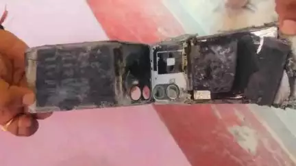 नवाबगंज: बाराबंकी जिला अस्पताल पहुंचे सड़क हादसे में घायल युवक की जेब में रखा मोबाइल फटा, मचा हड़कंप
