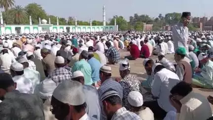 कौंच: कोंच में ईदगाह पर भारी सुरक्षा व्यवस्था के बीच शांतिपूर्वक संपन्न हुई ईद उल अजहा की नमाज, पुलिस बल रहा तैनात