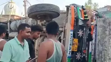 जमुनहा: नासिरगंज में बालू लोडेड ट्रक अनियंत्रित होकर पलटा, चालक बाल-बाल बचा, टला बड़ा हादसा