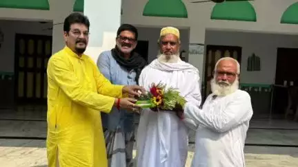 করিমপুর ১: আজ ঈদ উপলক্ষে করিমপুরের সংখ্যালঘুদের সাথে শুভেচ্ছা বিনিময় করলেন বিধায়ক বিমলেন্দু সিংহরায়