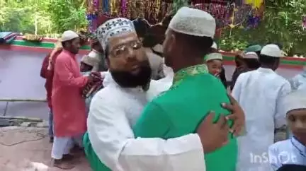 রতুয়া ১: রতুয়া এলাকায় ঈদুজ্জোহা উৎসবকে কেন্দ্র করে আয়োজিত হল নামাজ পাঠ ও শুভেচ্ছা বিনিময়