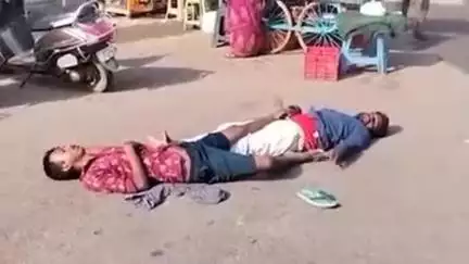 మద్యం మత్తులో ధర్మవరం పట్టణంలోని బస్టాండ్ ఎదురుగా ఇద్దరు యువకులు రోడ్డుపై పడి దొర్లుతున్నారు.