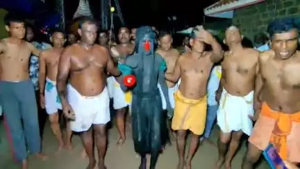 சிங்கம்புனரி: சேவுகப் பெருமாள் கோவிலில் "தீ பந்தங்களுடன் வெண்சாமரம் திருடிய கழுவனுக்கு தண்டனை கொடுக்கும் வினோத திருவிழா"
