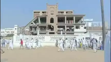हाटा: हाटा मदनी मस्जिद पर बकरीद के अवसर पर शांति पूर्वक पढ़ी गई ईद-उल-अजहा की नमाज, तैनात रही पुलिस