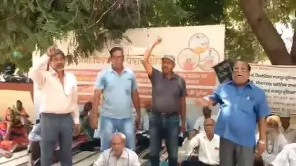 कोटा।
आंदोलन के साढ़े तीन माह बाद भी हौसला बरकरार
-भुगतान की मांग को लेकर 109 वें दिन भी जारी रहा जेके मजदूरों का धरना
