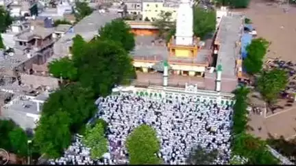 ललितपुर: एसपी के निर्देशानुसार शहर में स्थित ईदगाह और मस्जिदों पर सुरक्षा व्यवस्था के मद्देनजर ड्रोन कैमरों से रखी गई पैनी नजर