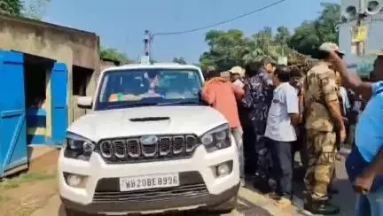 মেদিনীপুর: জঙ্গলমহলে জনসংযোগে গুড়গুড়িপালে হাজির হলেন বিজেপি নেতা দিলীপ ঘোষ, প্রতিবন্ধীদের দিলেন বিভিন্ন জিনিস