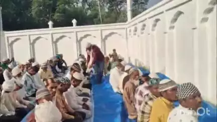 महसी: खैरीघाट इलाके में नमाजियों ने बकरीद पर मुल्क की तरक्की के लिए मांगी दुआएं, ईदगाह पर तैनात रही पुलिस फोर्स