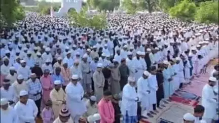 खुर्जा: खुर्जा में धूमधाम से मनाया जा रहा बकरीद का त्योहार, बड़ी संख्या में नमाज अदा करने ईदगाह पहुंचे नमाजी
