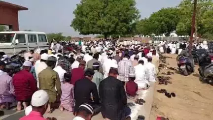 कालपी: कालपी नगर में ईदगाह पर शांतिपूर्ण तरीके से संपन्न हुई ईद उल अजहा की नमाज, सुरक्षा व्यवस्था के लिए पुलिस बल रहा तैनात