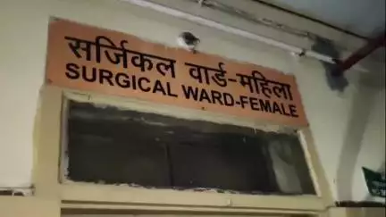 मैनपुरी: जिला अस्पताल में स्वास्थ्य विभाग की लापरवाही आई सामने, मोबाइल की टॉर्च जलाकर मरीजों का किया जा रहा इलाज