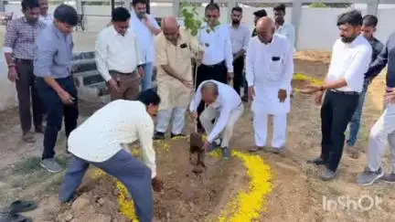 વિજાપુર: વિજાપુર પાલીકા દ્વારા ગોવિંદપુરા તળાવ ખાતે ધારાસભ્ય સી.જે ચાવડા એ વૃક્ષા રોપણ કર્યું 150 રોપા નુ રોપણ કરાયું
