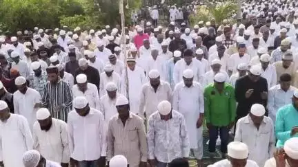 मुर्तीजापूर: जुनी वस्ती परिसरातील कब्रस्तान ईदगाह येथे बकरी ईदनिमित्त मुस्लिम समाज बांधवांचे सामुहीक नमाज पठण