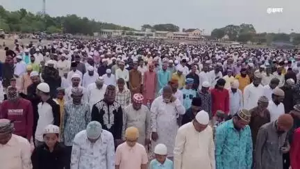 खंडवा नगर: ईद-उल-अज़हा पर शहर स्थित ईदगाह मैदान में मुस्लिम समाज के लोगों ने अदा की नमाज़
