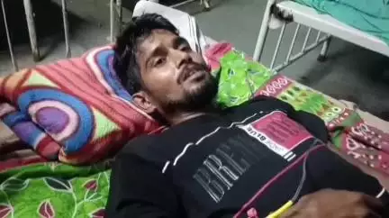 তুফানগঞ্জ ১: তুফানগঞ্জ কলেজ সংলগ্ন নবোদয় বিদ্যালয়ের সামনে রাজ্য সড়কের উপর টোটোতে ধাক্কা ছোট চার চাকার গাড়ির, আহত টোটো চালক