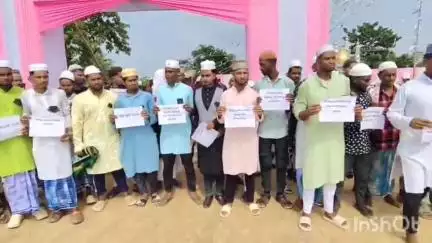 মৰিগাঁও: জাগীৰোডৰ কাকৰজলাহত পবিত্ৰ ঈদৰ দিনাই আমছু’ৰ  লোক সকলে ক’লা বেজ পৰিধান কৰি প্ৰতিবাদ সাব্যস্ত কৰে