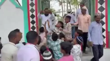 कन्नौज जनपद के सिकंदरपुर में ईदगाह पर नमाज सम्पन्न होने के बाद चेयरमैन ने ईदगाह स्थल से की पैसों की बारिश।