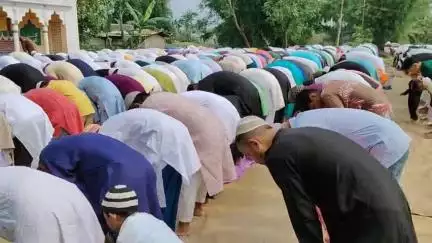 ওদালগুৰি: কলাইগাঁও টাউন ঈদগাহ ময়দানত অনুষ্ঠিত হয় সমূহীয়া ঈদৰ নামাজ, বিশ্বশান্তিৰ বাবে আল্লাৰ ওচৰত দোৱা মাগিলে ইমাম আছিক চাহাবে
