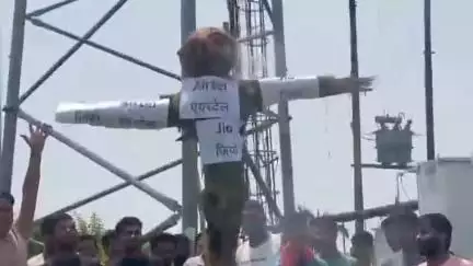 पीलीभीत: गांव चंदिया हजारा में मोबाइल नेटवर्क की समस्याओं को लेकर ग्रामीणों ने फूंका पुतला