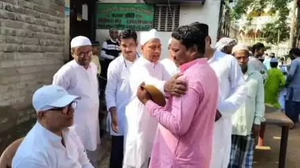 মেদিনীপুর: সকাল থেকেই মেদিনীপুরের বিভিন্ন ঈদগা ও নামাজের স্থানে কুশল বিনিময় করতে হাজির হলেন বিধায়ক সুজয় হাজরা