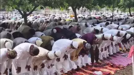 ईदगाह मैदान में नमाजियों ने अदा की ईद की नमाज, एक-दूसरे को गले लगाकर दी मुबारकबाद