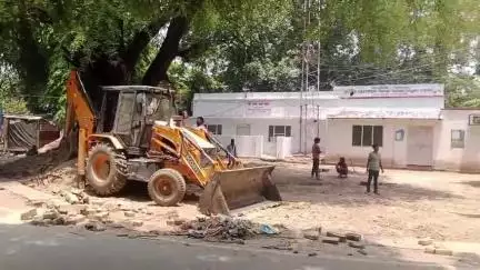 लखीमपुर: कलेक्ट्रेट स्थित निर्माणाधीन डी.एम वार रूम के सामने अतिक्रमण पर चला प्रशासन का चाबुक, हटाए गए लकड़ी के खोखे