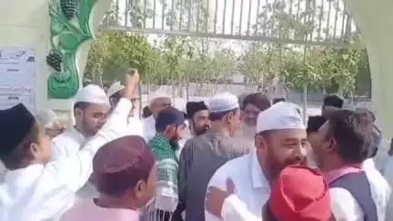 शाहजहांपुर: सपा जिलाध्यक्ष ने बड़ी ईदगाह में ईद की नमाज के दौरान मुल्क में अमन चैन और खुशहाली की दुआ की, गले लगाकर मुबारकबाद दी