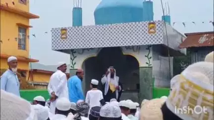 মানকাচৰ: নৈপৰীয়া অঞ্চলৰ মেদৰটাৰী ঈদগাহ ময়দানত ঈদৰ নামাজ অনুষ্ঠিত হয়, হাজাৰ হাজাৰ ইছলাম ধৰ্মালম্বী