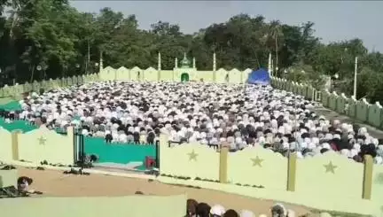 बांसवाड़ा: शहर के राज तालाब स्थित ईदगाह पर कुर्बानी के पर्व ईद-उल-अजहा की नमाज पर मुस्लिम समुदाय ने अमन-चेंज की दुआ मांगी