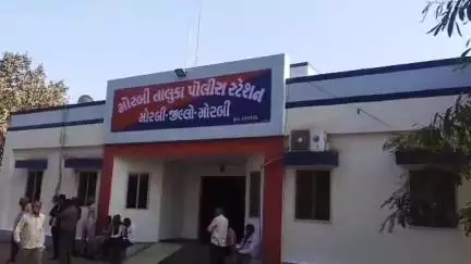મોરબી: મોરબીના પંચાસર ગામે રોડ પરથી માટી સાફ કરાવવા કહેતા યુવકને એક શખ્સે માર માર્યો