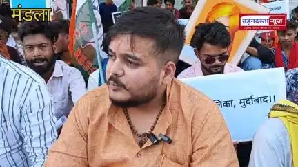 मंडला: उपनगर महाराजपुर के एकमात्र खेल मैदान में नगर पालिका ने डाला मलबा, युवा कांग्रेस की टीम बैठी धरने पर