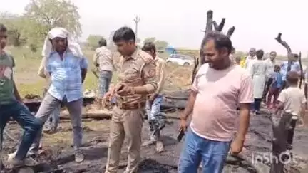 बिधूना: बेला क्षेत्र के गैली गांव में संदिग्ध परिस्थितियों में झोपड़ी में लगी आग, गृहस्थी का सामान जलकर हुआ राख