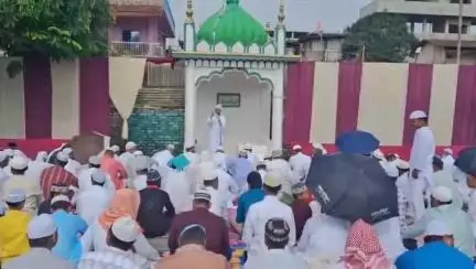 বঙাইগাঁও ভাগ: চহৰত ঈদগাহ মাঠত নামাজ পঢ়ি শতাধিক ইছলাম ধৰ্মৰ ৰাইজে ঈদ উদযাপন কৰে