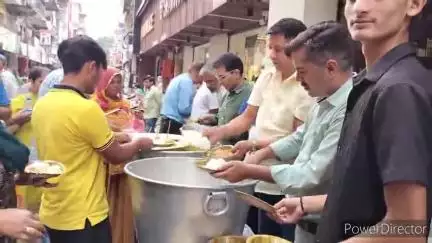हमीरपुर: निर्जला एकादशी के अवसर पर शनिवार को हमीरपुर शहर में भंडारे का आयोजन, स्थानीय दुकानदारों ने किया संचालन