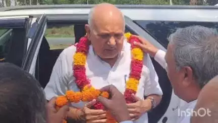 बिधूना: बेला क्षेत्र के कन्नौज बॉर्डर पर उत्तर प्रदेश के कृषि मंत्री सूर्य प्रताप शाही का फूल मालाओं के साथ स्वागत किया गया
