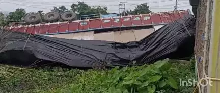 গুৱাহাটী: গুৱাহাটীৰ পশ্চিম বৰাগাঁৱত নিয়ন্ত্ৰণ হেৰুৱাই খালত সোমাল এখন ট্ৰেইলাৰ বাহন আহত বাহনখনৰ চালক জনক জিএমচিএইচলৈ প্ৰেৰণ