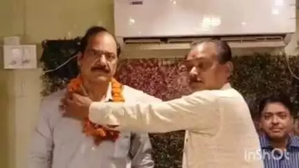 औरैया: विश्व खाद्य सुरक्षा दिवस पर खाद्य अधिकारी ने व्यापारियों को किया जागरूक, नमूने भरने आई टीम देगी उचित मार्गदर्शन