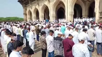 ವಿಜಯಪುರ: ಬಕ್ರೀದ್ ಹಬ್ಬ ಹಿನ್ನಲೆ ನಗರದ ಇಬ್ರಾಹಿಂ ರೋಜಾದಲ್ಲಿ ಮುಸ್ಲಿಂ ಬಾಂಧವರಿಂದ ಸಾಮೂಹಿಕ ಪ್ರಾರ್ಥನೆ ಸಲ್ಲಿಕೆ