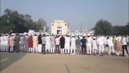 कन्नौज: कन्नौज शहर के ईदगाह में अदा की गई ईद-उल-अजहा की नमाज, मुल्क की सलामती और अमन-चैन की दुआ के लिए उठे हजारों हाथ